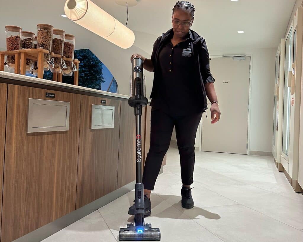 Agent de propreté Syst’aime D en train de nettoyer un bureau professionnel